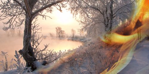 Eine Winterlandschaft mit einem Feuerbild im Verlauf