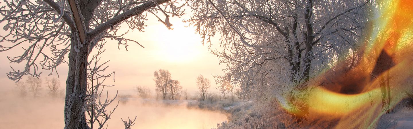 Eine Winterlandschaft mit einem Feuerbild im Verlauf